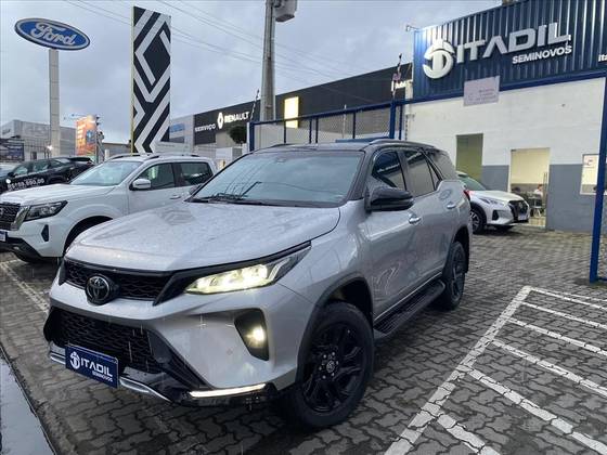 TOYOTA HILUX SW4 2.8 D-4D TURBO DIESEL DIAMOND 7L 4X4 AUTOMÁTICO